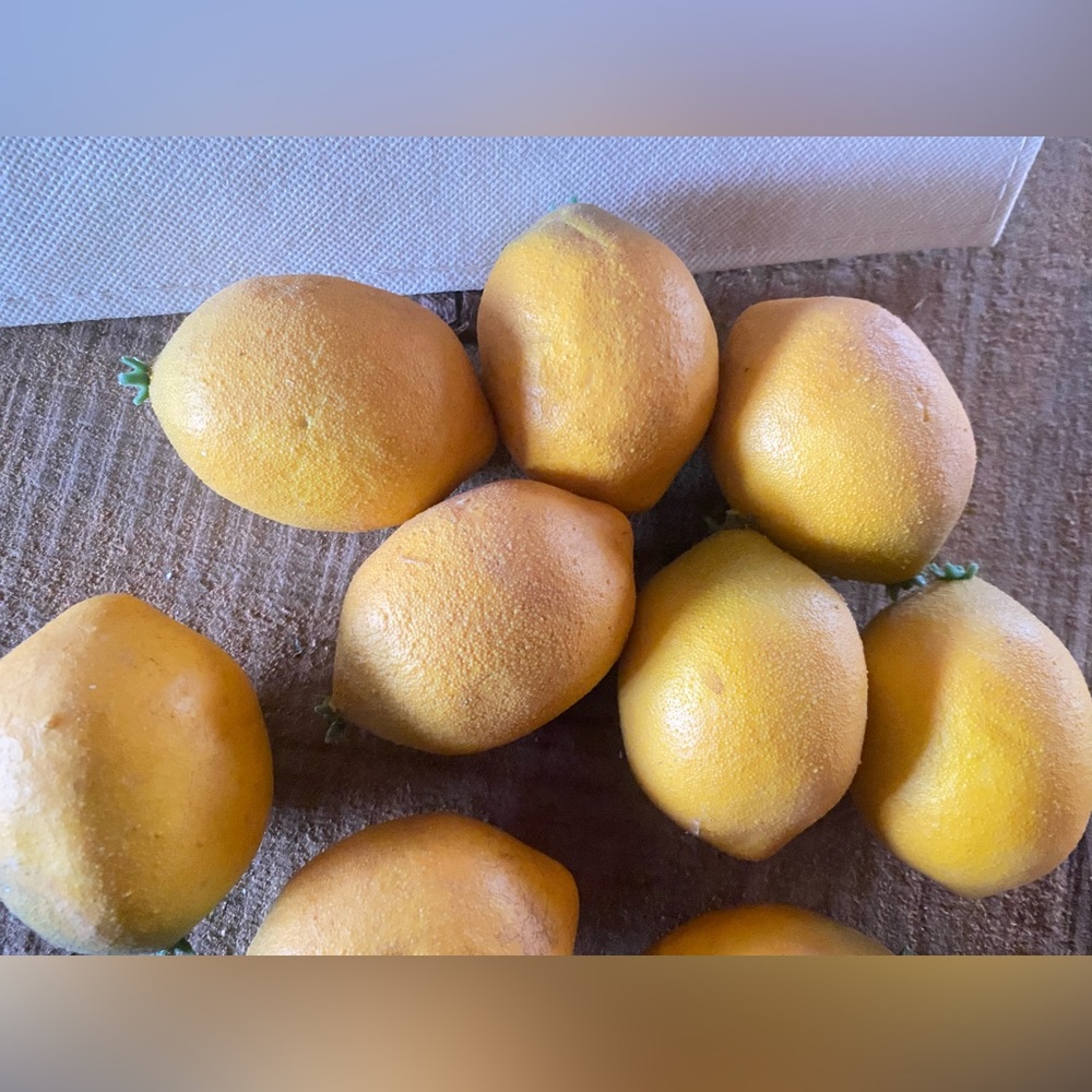 💫 9 Faux Lemons - Picture 2 of 4